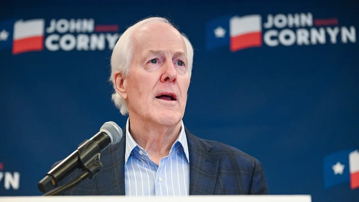 John Cornyn hablando con los medios de comunicación en Austin, Texas.