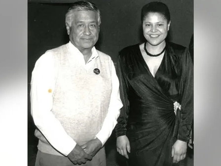 Склонность к предвзятости: СМИ нападают на Сезара Чавеса, но пропускают его именитых поклонников-демократов