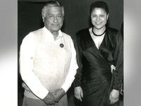 Склонность к предвзятости: СМИ нападают на Сезара Чавеса, но пропускают его именитых поклонников-демократов