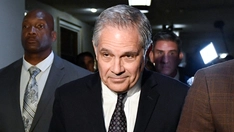 Человек, обвиняемый в нанесении анти-ICE граффити на Капитолий Оклахомы, является зарегистрированным детским сексуальным преступником; выдвинуты обвинения Предупреждение прокурора Филадельфии об "охоте на Вас" для ICE вызывает призывы к уголовному расследованию со стороны Минюста