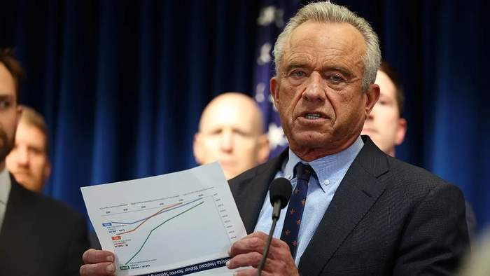 Se reduce el calendario de vacunación infantil mientras Trump toma medidas para transferir de forma drástica la autoridad médica a los padres RFK Jr. muestra un gráfico