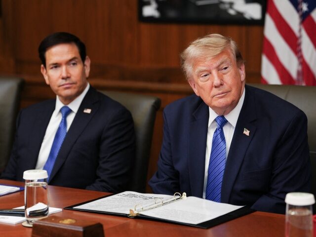 POLÍTICA DE EE. UU. - TRUMP El presidente de EE. UU., Donald Trump, junto al secretario de Estado de EE. UU., Marco Rubio (izquierda), interviene durante