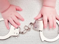 politieagenten in florida onderzocht beschuldigd van opsluiten van hun 3 jarige zoon vanwege ongelukjes met zindelijkheidstraining