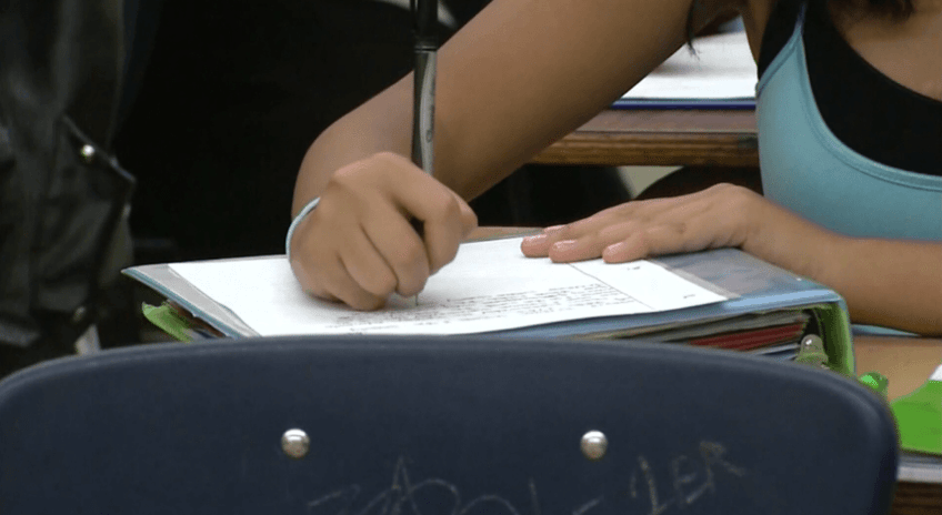 proyecto de ley de illinois podria ayudar a los maestros a ver senales de alerta de grooming y abuso sexual en las escuelas