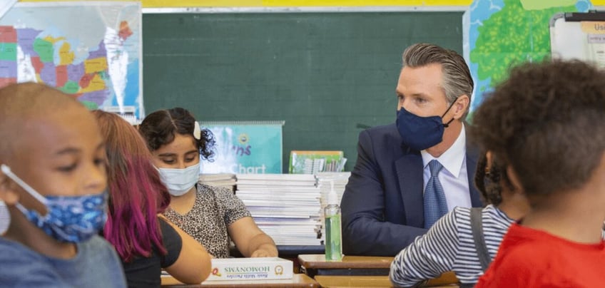 que los ninos usen mascaras en el aula es abuso infantil