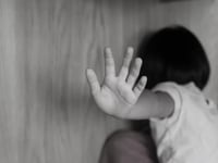 raro caso de abuso infantil en china de una nina golpeada con una espatula caliente los padres son despojados de la custodia