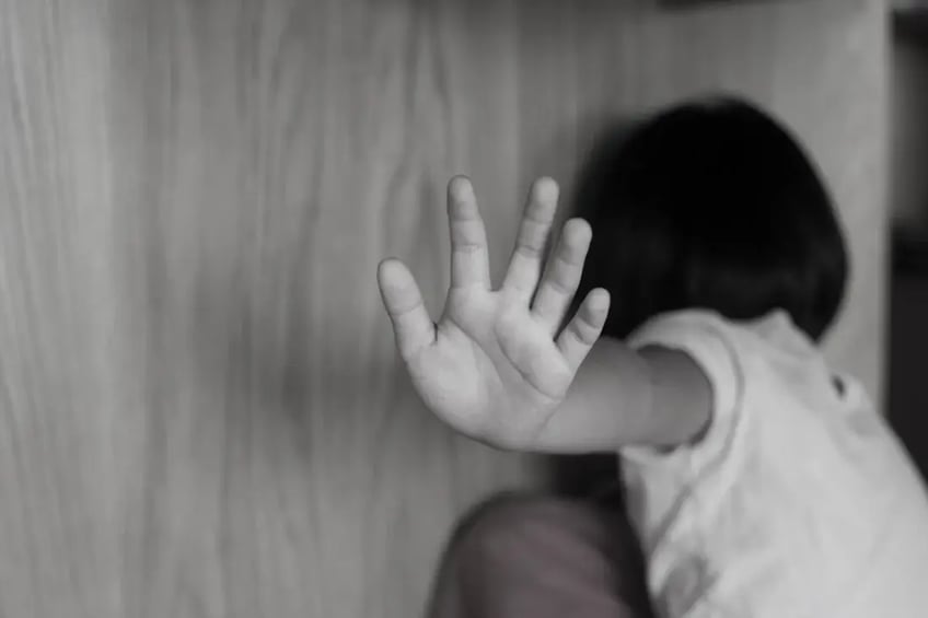 raro caso de abuso infantil en china de una nina golpeada con una espatula caliente los padres son despojados de la custodia