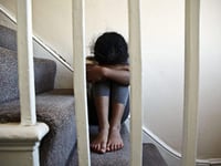 risicos genegeerd tiener uit warwickshire twee jaar lang seksueel uitgebuit terwijl hij in ongepaste tehuizen verbleef