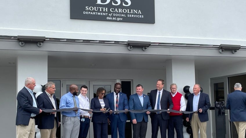 Un corte de cinta para el nuevo complejo del Departamento de Servicios Sociales de Carolina del Sur en el Condado de Cherokee.
