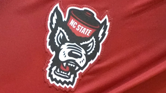 Логотип команды «NC State Wolfpack» на шортах.