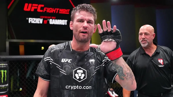 Tim Means reacciona tras su victoria por TKO en el combate de peso welter de UFC Fight Night