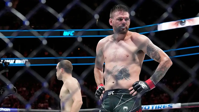 Tim Means reacciona tras su derrota ante Alex Morono en un combate del peso welter de la UFC
