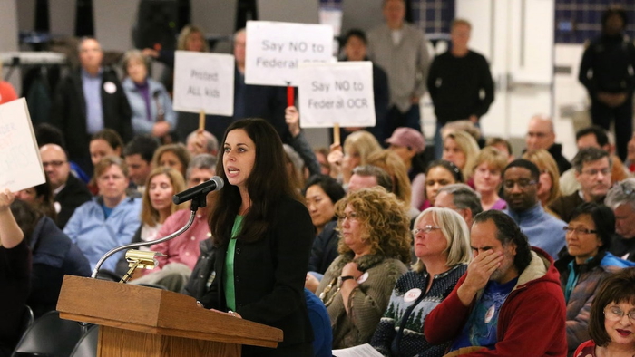 Трейси Сальваторе, из Шаумбурга, выступает 2 декабря во время специального заседания совета округа 211 в средней школе Конант в Хоффман Эстейтс, на котором рассматривалось решение по делу ученика-трансгендера, добивающегося доступа в раздевалку. (Chris Sweda/Chicago Tribune/TNS)