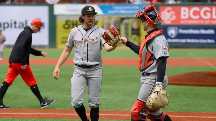 Trevor Bauer y el receptor se reconocen