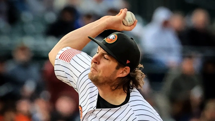 Trevor Bauer lanza para los Long Island Ducks en el Fairfield Properties Ballpark