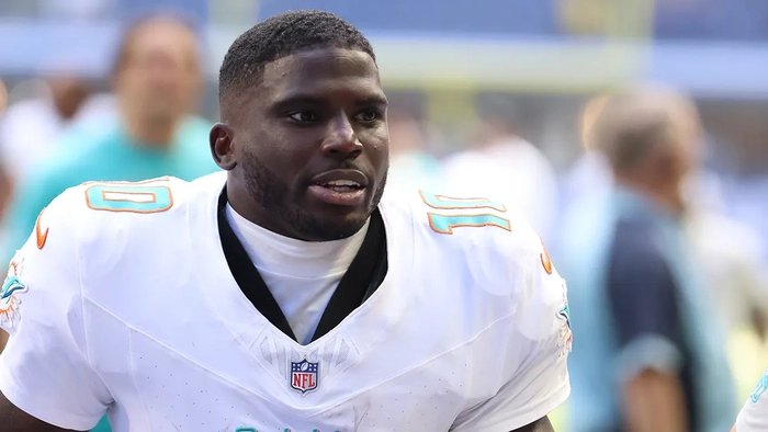 La NFL pone "Inspire Change" y "Choose Love" en los campos, pero no es tan agresiva con sus problemas de abuso doméstico Tyreek Hill corre hacia el campo