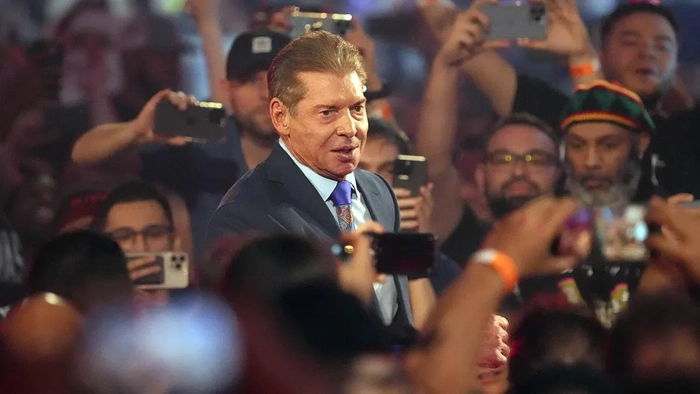 Vince McMahon entra en una arena para un evento de la WWE