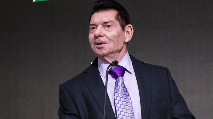 Vince McMahon de pie en un podio durante una ceremonia en la Bolsa de Nueva York