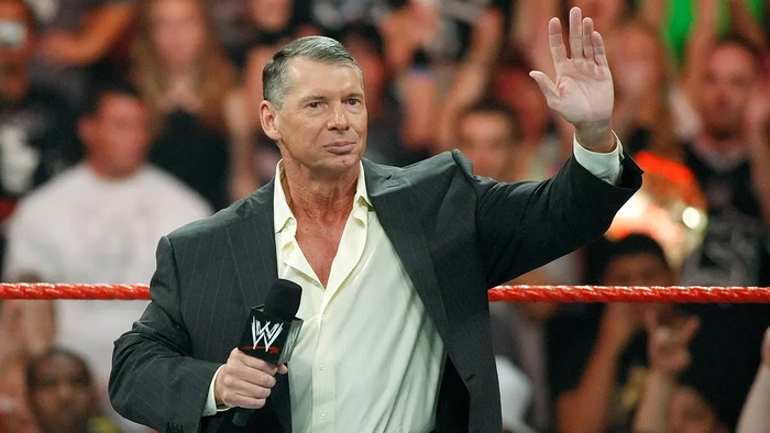Vince McMahon de pie en el ring de lucha libre en un evento de la WWE en Las Vegas