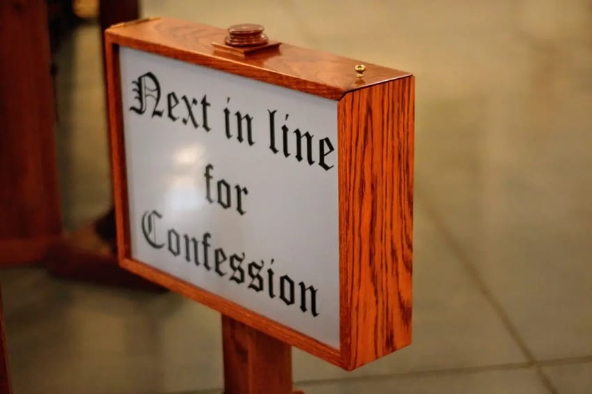 staatswetgevers eisen dat priesters bekende misbruiken in de biechtstoel melden