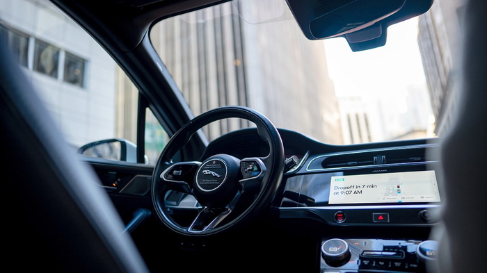 Вид на водительское сиденье Waymo Jaguar