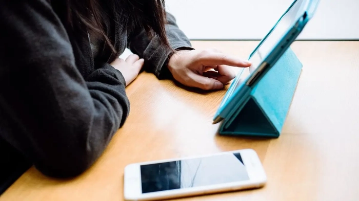 Предупреждение Roblox о безопасности детей после случая похищения в Небраске Женщина просматривает свой iPad.