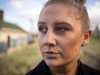 tiffany skeggs verbreekt haar zwijgen over jaren van misbruik door beruchte pedofiel james griffin