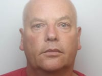 un hombre encarcelado tras viajar a wiltshire por abuso sexual de ninos