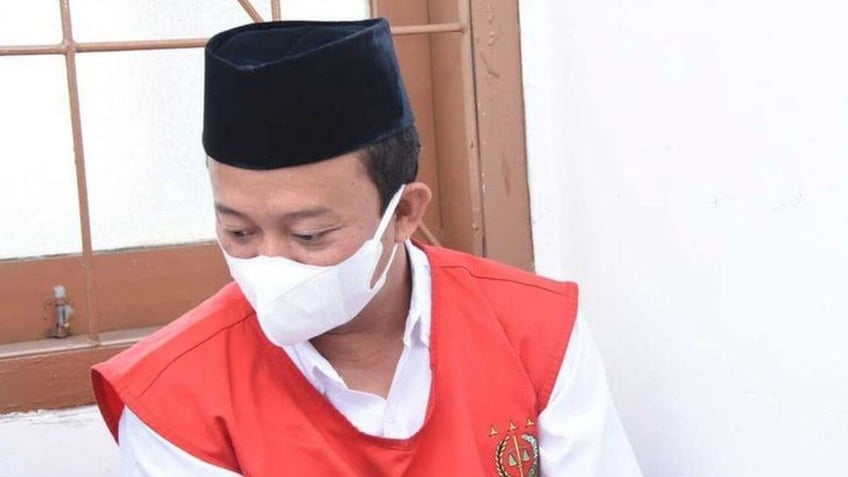 un profesor indonesio es condenado a cadena perpetua por violar a 13 estudiantes
