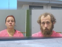 una pareja de oklahoma es arrestada despues de que un nino muestre signos de abuso en la escuela