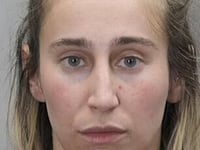 una profesora de ciencias de virginia de 28 anos es acusada de posesion de pornografia infantil despues de que los policias encuentren fotos y videos de abusos sexuales en snapchat