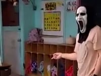 video toont een volwassene in een kinderdagverblijf in mississippi die een masker draagt en jonge kinderen bang maakt
