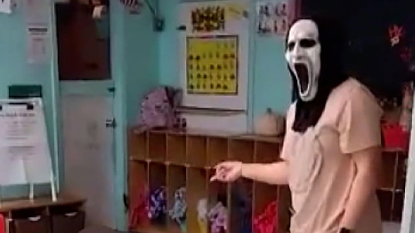 video toont een volwassene in een kinderdagverblijf in mississippi die een masker draagt en jonge kinderen bang maakt