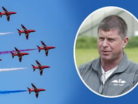 voormalig red arrows piloot met mbe geeft toe in bezit te zijn van tientallen walgelijke beelden van kindermisbruik
