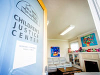 vrijwilligers van childrens justice center helpen jonge slachtoffers van misbruik op hun gemak te stellen