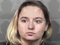 vrouw uit florida beschuldigd van opsluiten kind in donkere hotelkast voor langere periodes